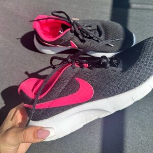 Nike Tanjun Girls Sneaker HYPER Pink-  Size 5